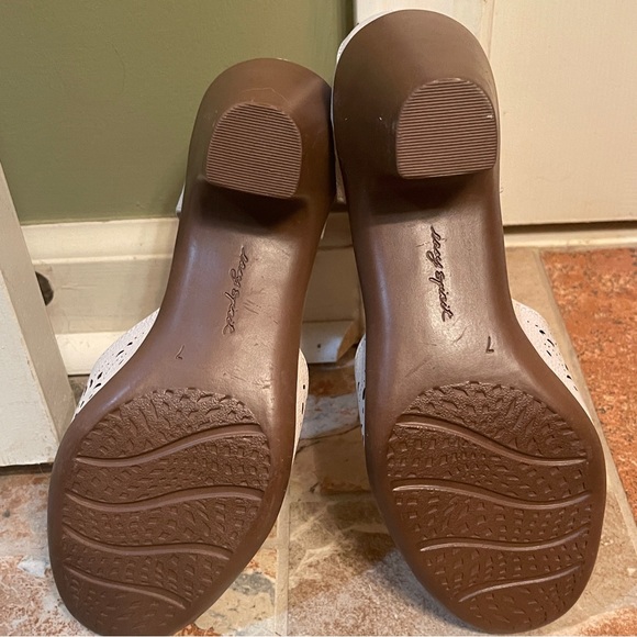 💋Gorgeous & Comfy Easy Spirit Perforated Velcro Ankle Strap Mary Jane Shoes! - Picture 6 of 13